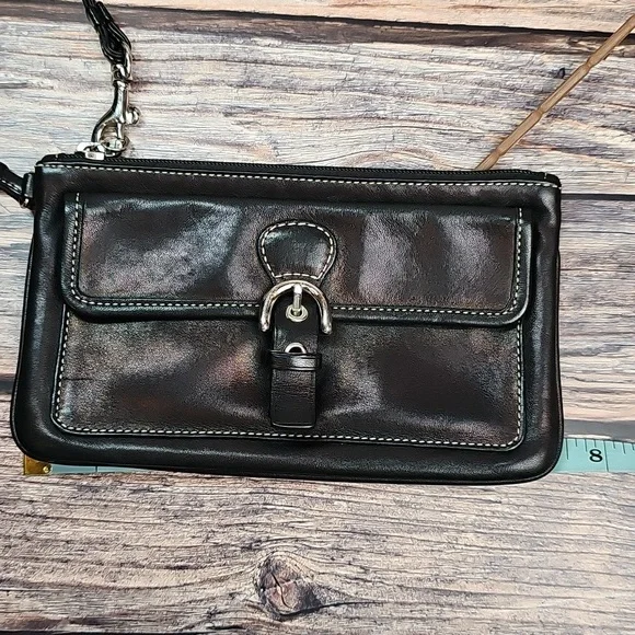 COACH BLACK LEATHER BUCKLE POCKET WRISTLET - Picture 15 of 16